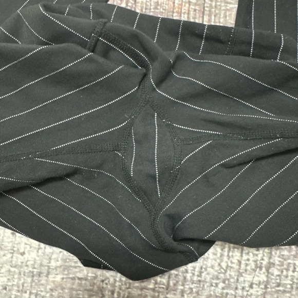 Lululemon Black Pin Stripe Leggings - Picture 5 of 6